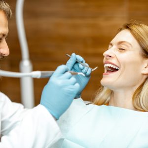 adult-patient-with-dentist-smiling-during-a-medica-2022-01-18-23-45-29-utc Gülüş Tasarımı