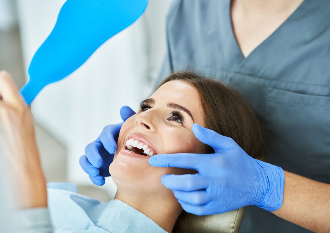 male-dentist-and-woman-in-dentist-office-2022-05-13-01-33-33-utc Takma Diş (Protez)