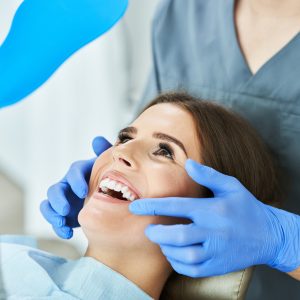 male-dentist-and-woman-in-dentist-office-2022-05-13-01-33-33-utc Takma Diş (Protez)